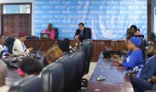 Le Chef de bureau de l'OMS en RDC et le personnel suivent le déroulé des présentations lors de la session de sensibilisation aux cancers du sein et de la prostate