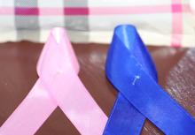 Les rubans rose et bleu, symboles de la lutte contre les cancers du sein et de la prostate, rappelant l’importance de la prévention et du dépistage précoce