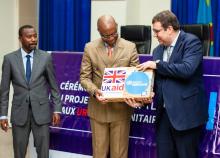 Le Chef de bureau de l'OMS en RDC remet un lot symbolique de matériel informatique pendant la cérémonie