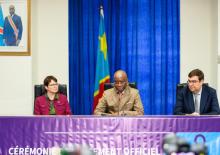 Au centre, le Ministre de la Santé publique, accompagné de l’Ambassadrice du Royaume-Uni et du Chef de bureau de l’OMS en RDC, lors du lancement officiel du projet