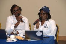 Deux collègues font l'interprétation d'une chanson d'amour