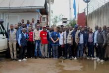 Photo de famille réunissant la Dre Anne Ancia, Représentante a.i. de l’OMS en RDC, aux côtés des partenaires humanitaires basés à Uvira, l’un des territoires du Sud-Kivu durement touchés par la crise humanitaire aiguë provoquée par l’escalade de la violence dans l’Est de la RDC. Crédit photo : OMS / Joel Lumbala
