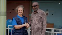 À Uvira, la Dre Anne Ancia, Représentante a.i. de l’OMS en RDC, échange chaleureusement une poignée de main avec M. Jean‑Jacques Myewa Elakano, Vice‑Gouverneur du Sud‑Kivu, à l’issue de leurs entretiens consacrés à l’évaluation de la situation humanitaire. Un moment fort qui illustre l’engagement conjoint de l’OMS et de ses partenaires à accompagner le retour progressif à la stabilité et à renforcer l’appui aux populations vulnérables touchées par l’escalade des violences.. Crédit : OMS/Joel Lumbala