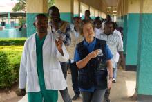 La Dre Anne Ancia, Représentante a.i. de l’OMS en RDC, en visite à l’Hôpital général de référence d’Uvira aux côtés du Médecin‑Directeur de l’établissement. Cette structure sanitaire prend en charge un nombre important de patients et de personnes vulnérables affectées par le conflit armé dans la zone. » Crédit photo : OMS/Joel Lumbala