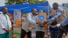 Remise par l’OMS aux autorités sanitaires d'Uvira de fournitures médicales essentielles destinées à soutenir l’accès aux soins des populations vulnérables touchées par l’escalade de violence dans la région.