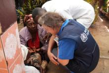 A Uvira, la Représentante ai de l'OMS en RDC était au chevet des personnes vulnérables affectées par la récente escalade de violence. Les équipes de l’OMS soutiennent les soins médicaux d’urgence & fournissent des médicaments essentiels aux établissements de santé.