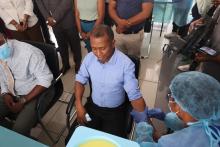 Dr Paubert Directeur de la DPEV recevant sa dose de vaccin contre la mpox