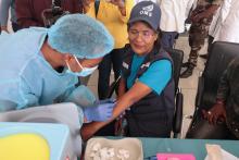 Dr Patricia ZO de l'OMS Madagascar recevant sa dose de vaccin recevant sa dose de vaccin contre la mpox