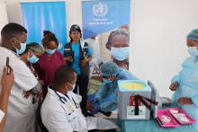 Un agent de santé recevant sa dose de vaccin contre la mpox