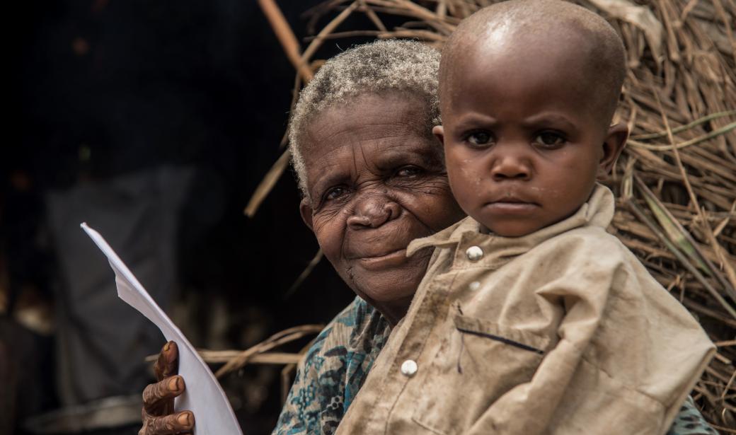 Esther Mugenyi avec son certificat de vaccination