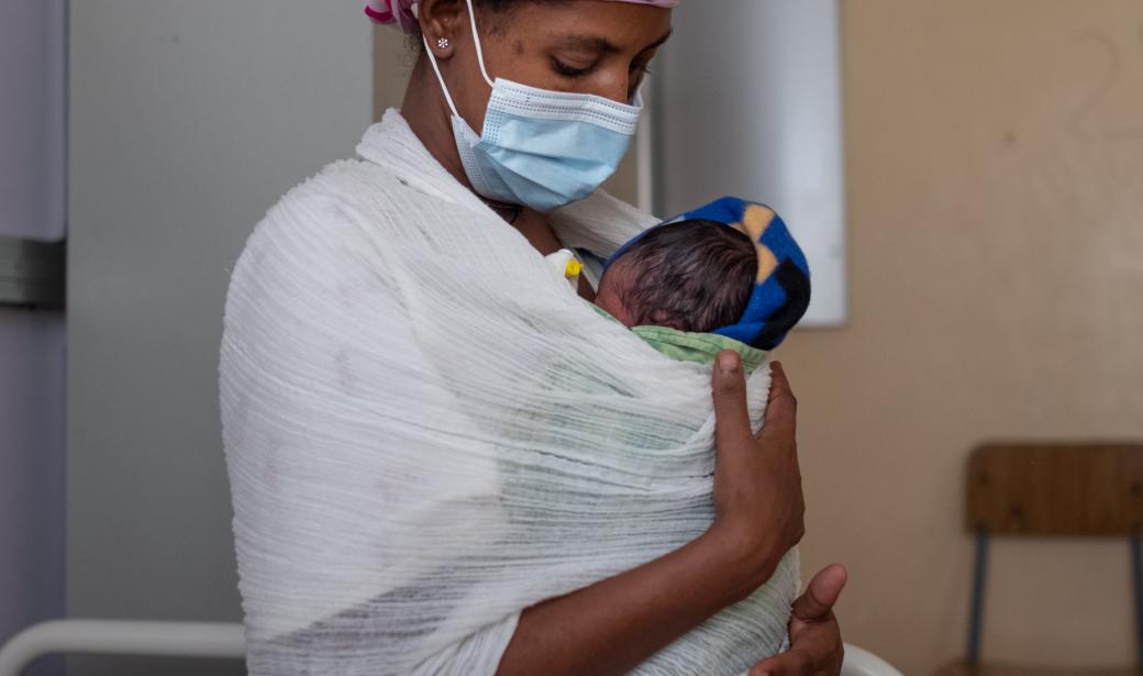 Elisabeth Ali provides skin-to-skin care to her low birthweight baby at Felege Hiwot Hospital.