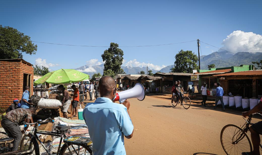 Douglas meets both Mozambicans and Malawians crossing daily with their babies, informing them about the need to get the vaccine, and vaccinating those who agreed. 