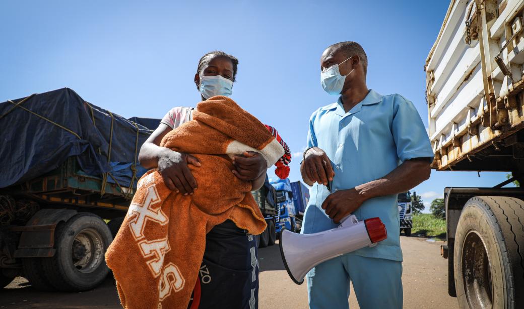 Douglas therefore met both Mozambicans and Malawians crossing daily with their babies, informing them about the need to get the vaccine, and vaccinating those who agreed. 