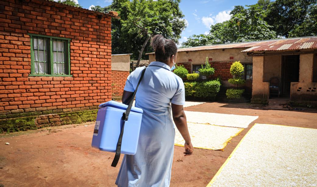 Mercy Uledi, a vaccinator trained by WHO, quickly alerted her supervisor on the worrying number of families refusing to get the polio vaccine in Namazoma village (Mulanje district, Malawi).