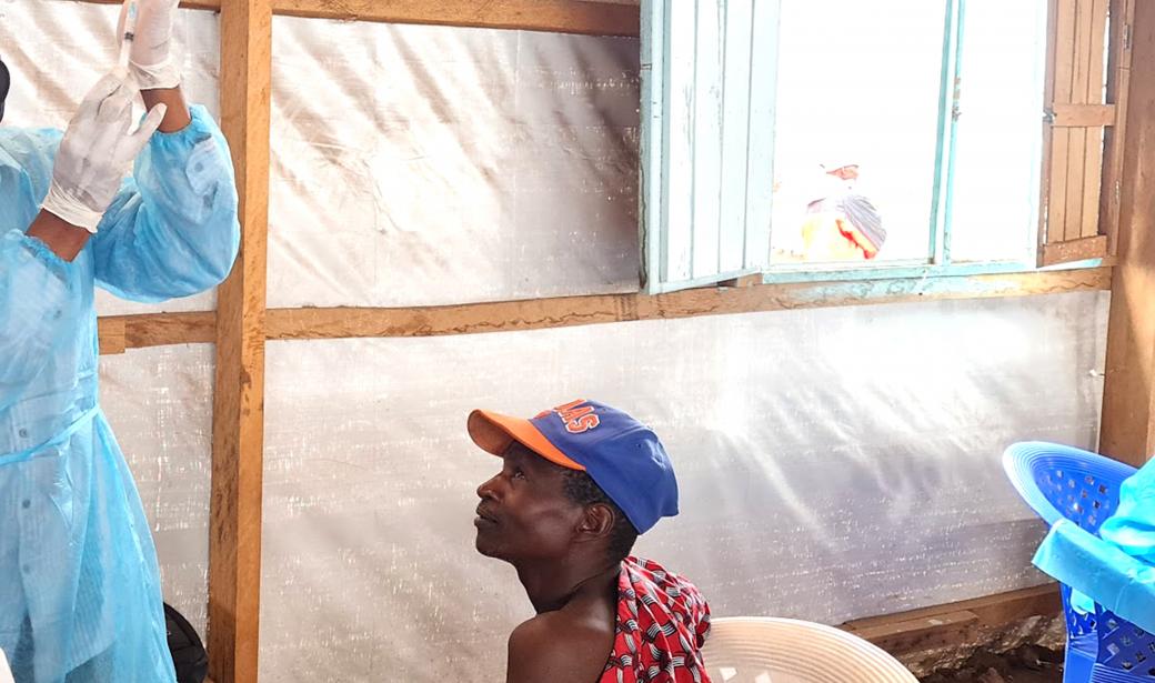 Dans le village de Mwaka, au milieu d’un paysage escarpé, le chef du site de déplacés, Joseph Kibwe Manengela se fait vacciner en premier, suivie de sa femme, pour convaincre les derniers refractaires