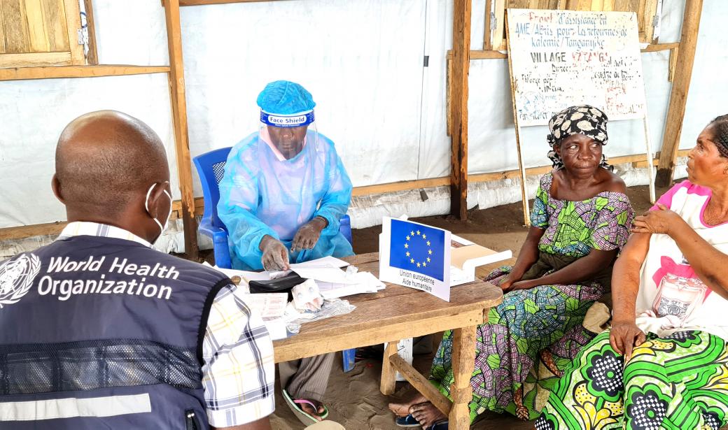 En pleine conversation avec sa voisine Brigitte Nyota, Thérèse Mwana Mbayo (au centre) est enthousiasmée par la possibilité qu’offrent les vaccins déployés dans le camp pour déplacés