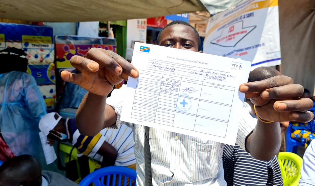 D'autres candidats ont suivi l'exemple de Kibwe Manengela, et se sont fait aussi vacciner. C'est le cas de jeune François, qui exhibe sa carte de vaccination 