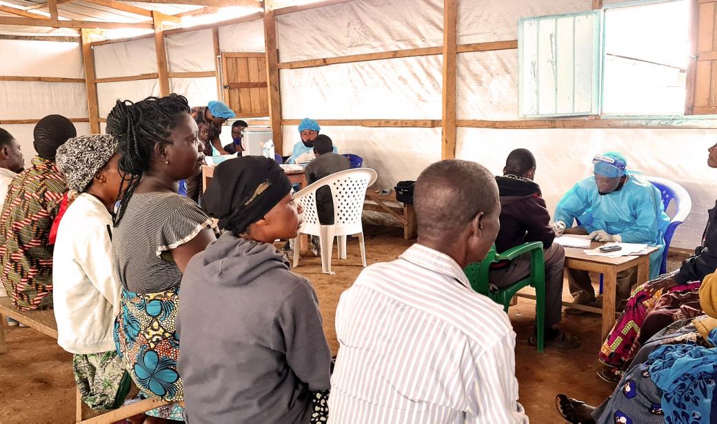 Une dizaine de déplacés du site de Mwaka attendent tour à tour pour recevoir le vaccin contre la COVID-19  pendant la campagne de vaccination de novembre 2022 au Tanganyika