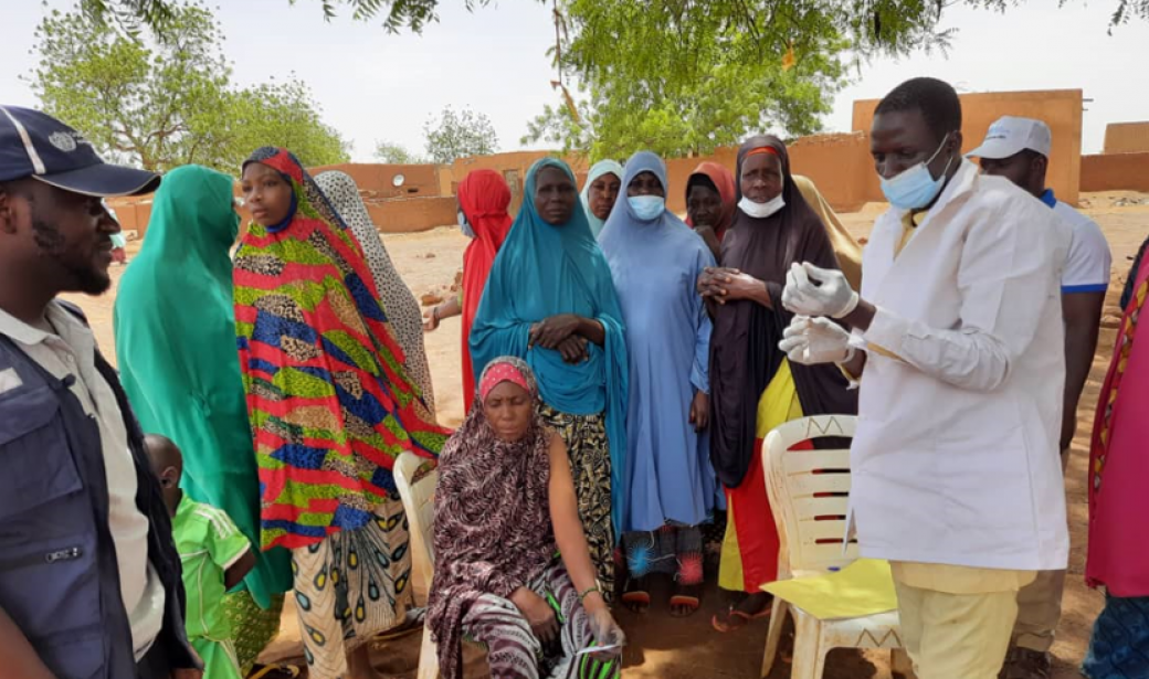 Une femme leader qui accepte de se faire vacciner publiquement