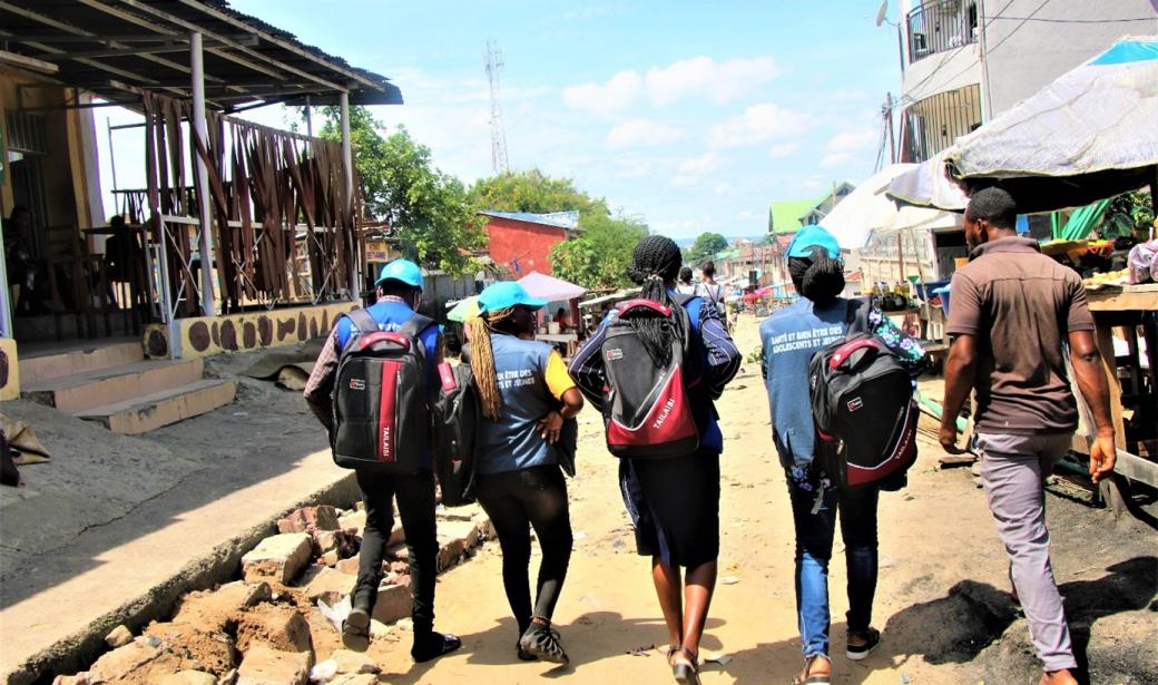 Sensibilisation sur la santé sexuelle et reproductive : ces pairs éducateurs qui passent le message auprès des jeunes de Kinshasa