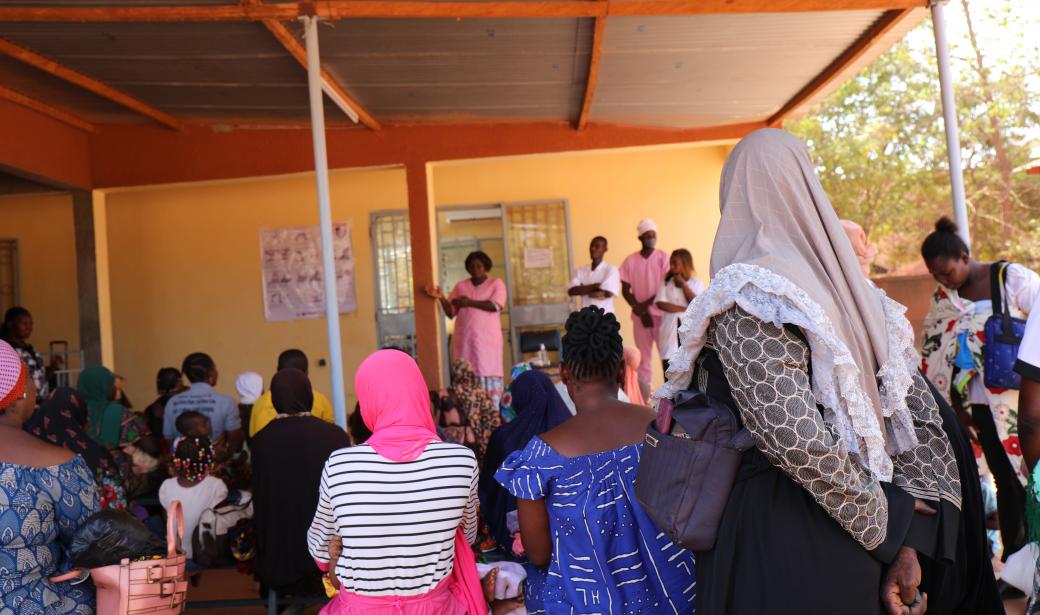 Des femmes suivant la session d'information sur la planification familiale.