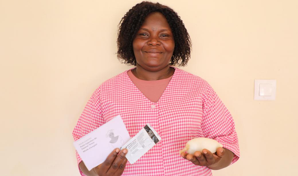 L'infirmière Edith Bassomo, présentant le dispositif de contraception.