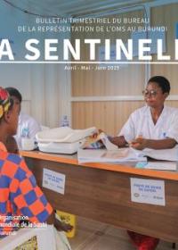 Une infirmière consulte un patient au site de déplacés de GATERI.